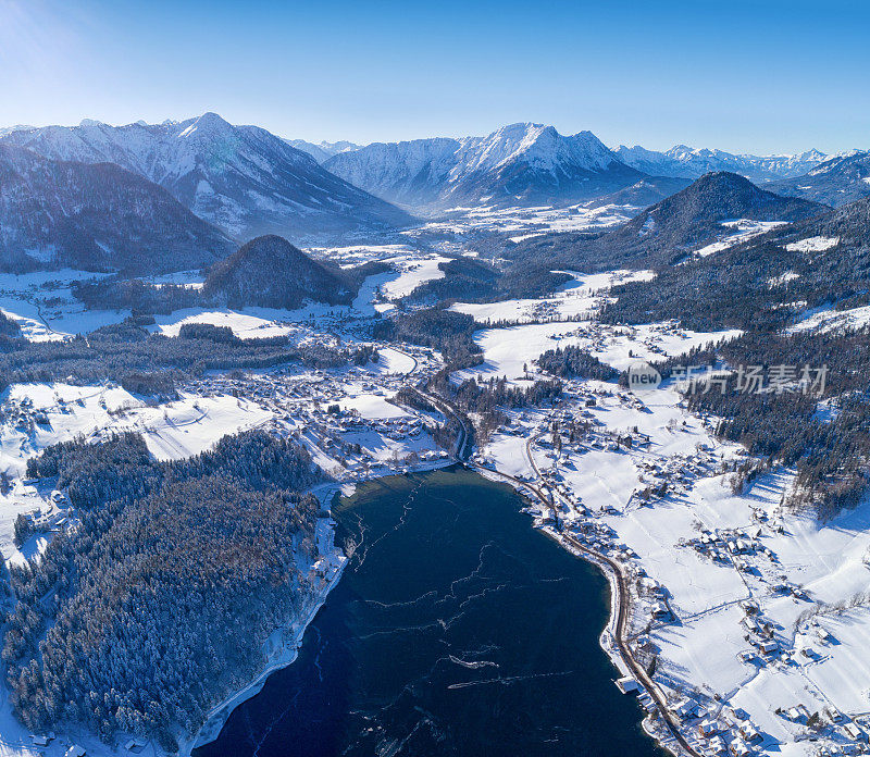 Lake Grundlsee, Arial Winter Panorama，奥地利